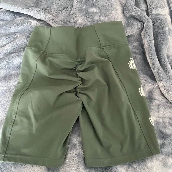 Dara sport green shorts - Picture 4 of 5